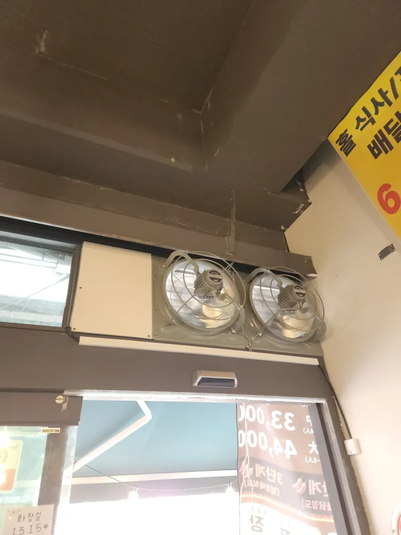 창문 근접 샷 촬영 예시 — 창틀 유격과 구조 확인을 위한 근접 촬영