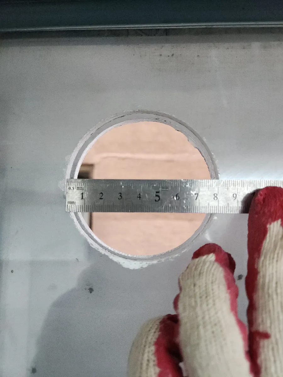창문환풍기 셔터 고장 타공 구멍 안쪽 지름을 실측하는 장면