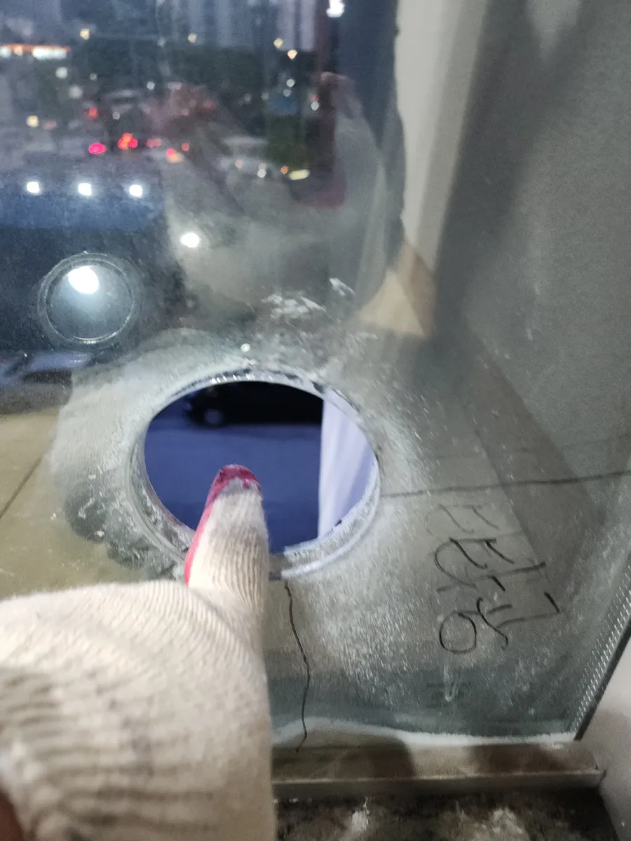 고압 환풍기 고장 유리 원형 타공 단면을 점검하는 모습