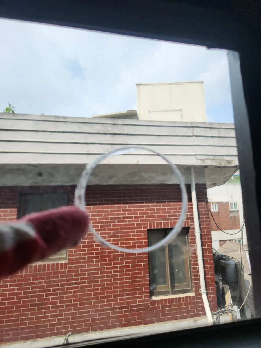 인천 고압 환풍기 타공 외곽선이 정리된 유리면